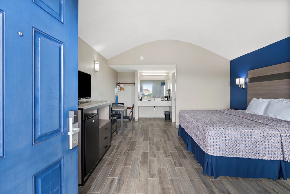 Standard Room, 1 King Bed, Non Smoking, Ground Floor - Photo 2