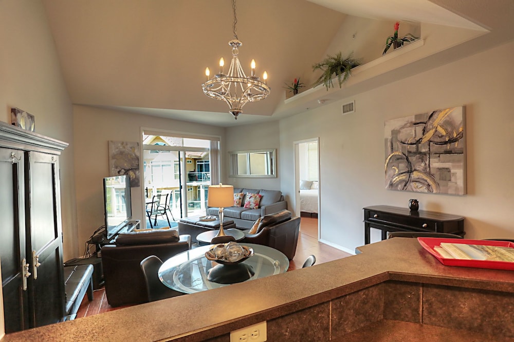 Premium Condo, 2 Bedrooms, Partial Lake View, Corner photo 3