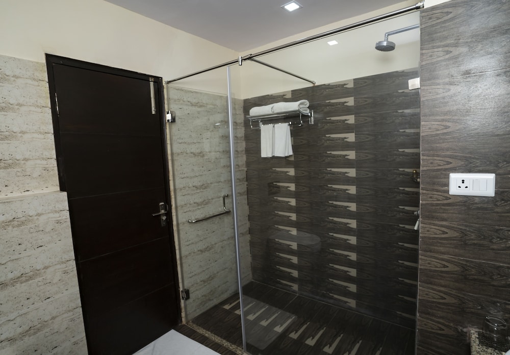 Deluxe Room, 1 King Bed, Pool View photo 2