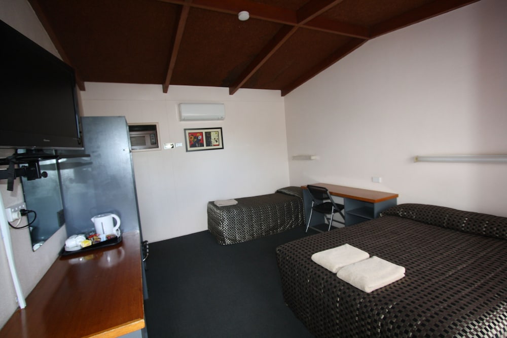Deluxe Room (Queen + Single)