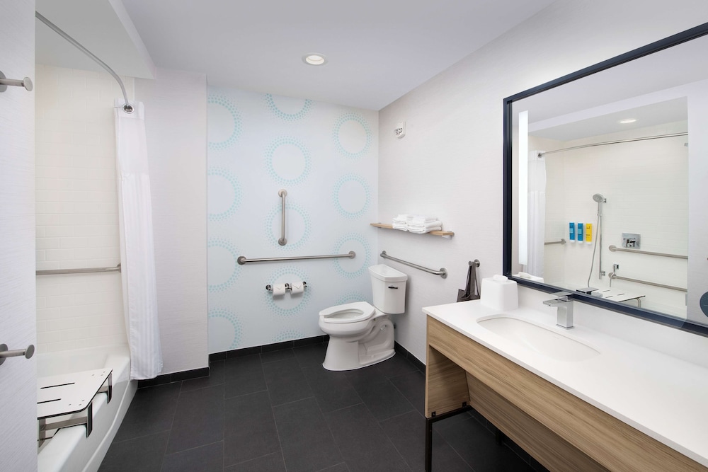 Room, 2 Queen Beds, Accessible, Bathtub - Photo 6