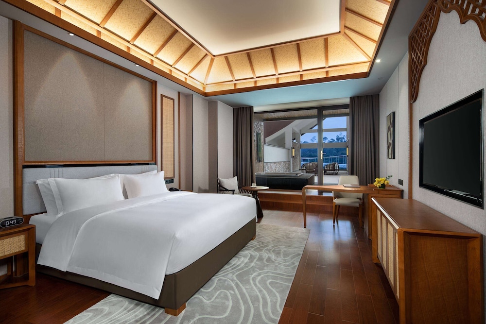 Deluxe Suite, 1 King Bed, Smoking