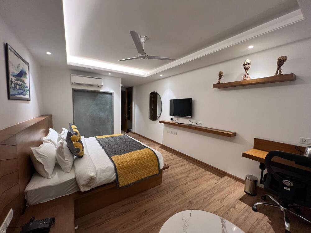 Deluxe King Room photo 1