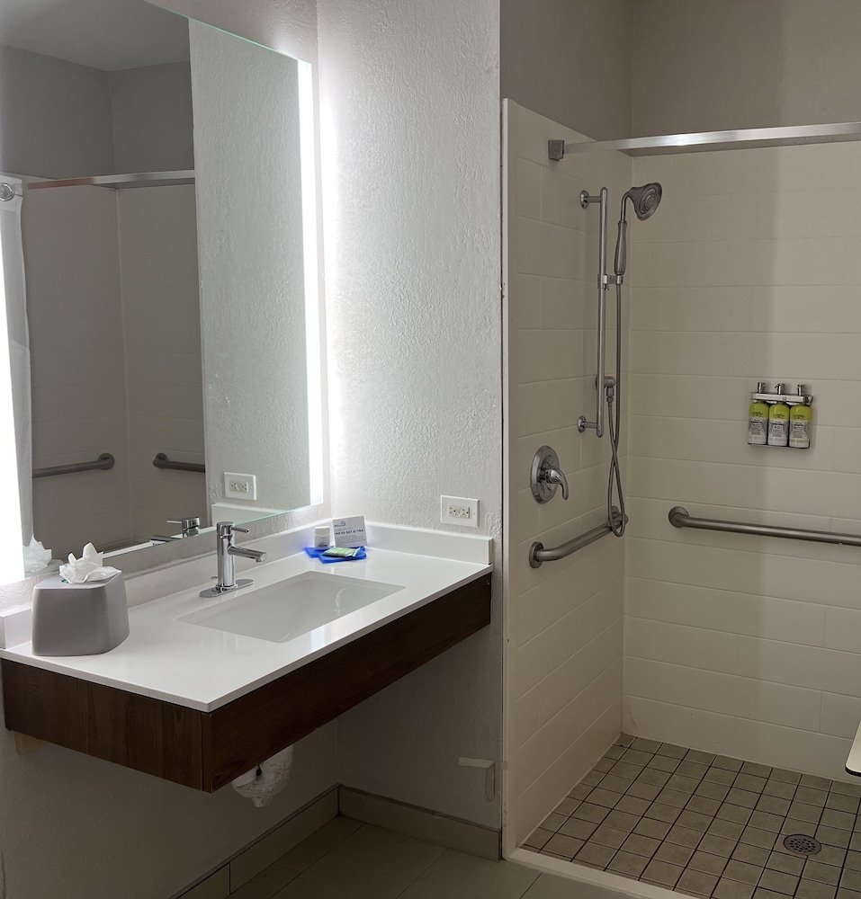 Suite, 2 Queen Beds, Accessible, Non Smoking (Comms Accessible. Roll-In Shower) - Photo 4