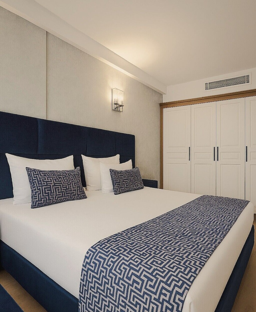 Suite, 1 King Bed, Balcony, City View photo 1
