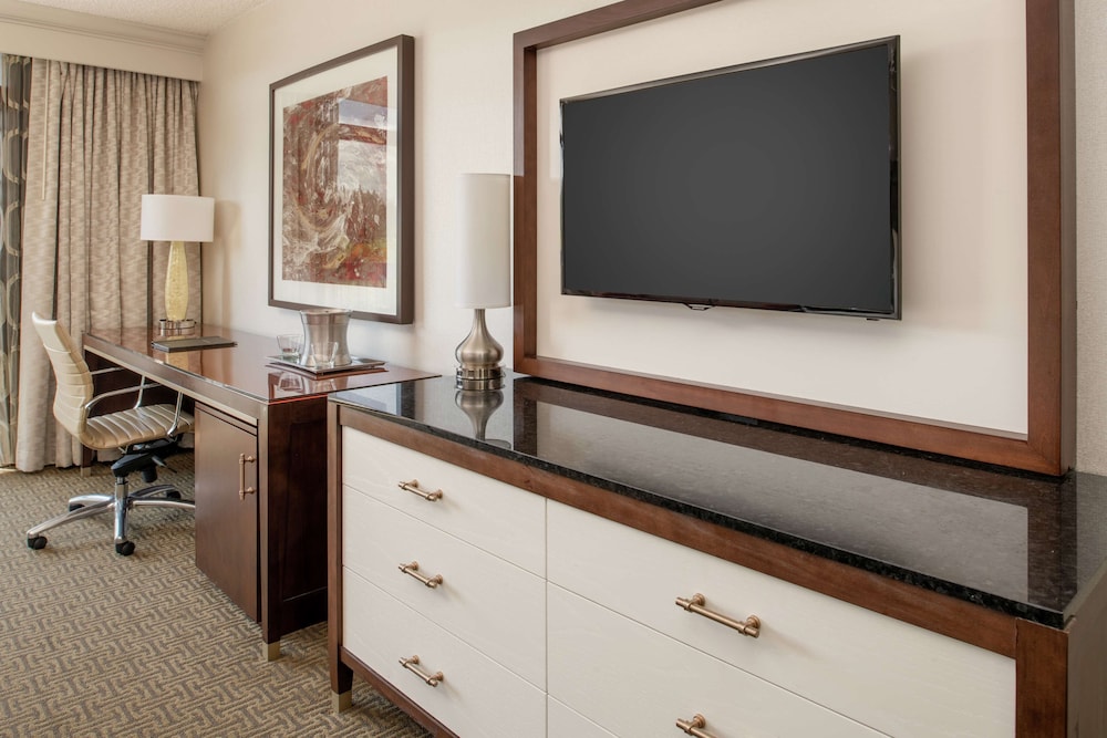 Junior Suite, 1 King Bed, Accessible, Bathtub