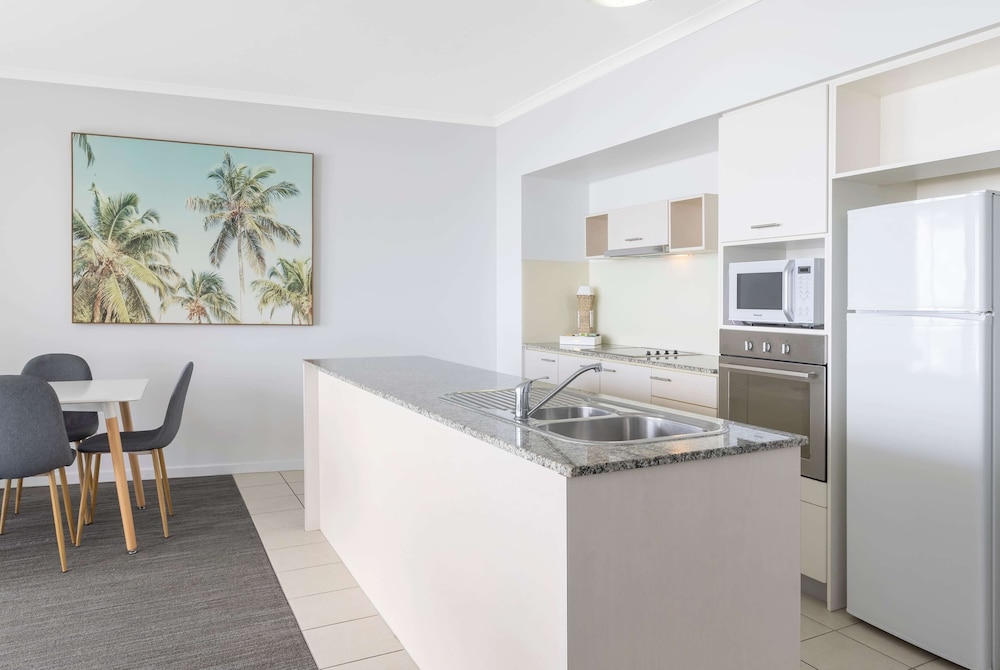 3 Bedroom Ocean View Apartment - Photo 5