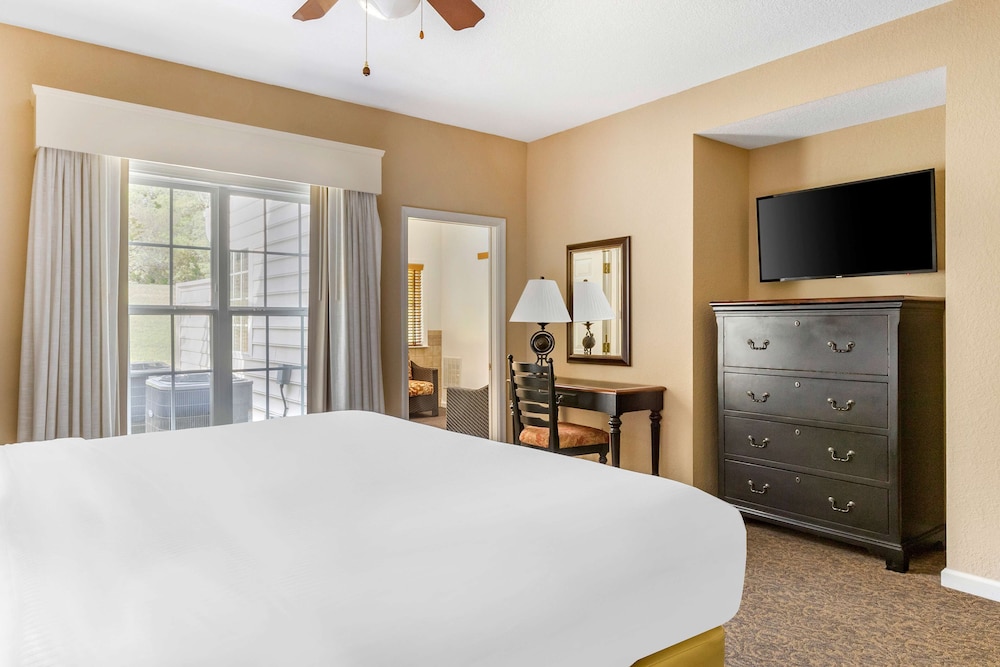 2 BEDROOM 1KG 2TWN GROUND FLOOR DELUXE SUITE - Photo 2