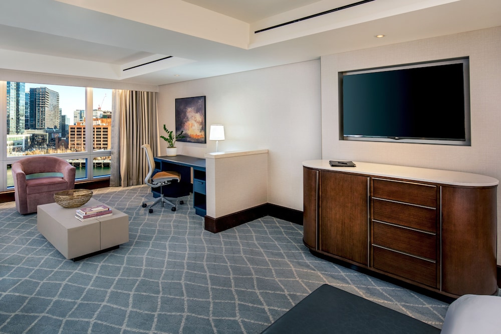 Junior Suite, 1 King Bed (Channel View) - Photo 2