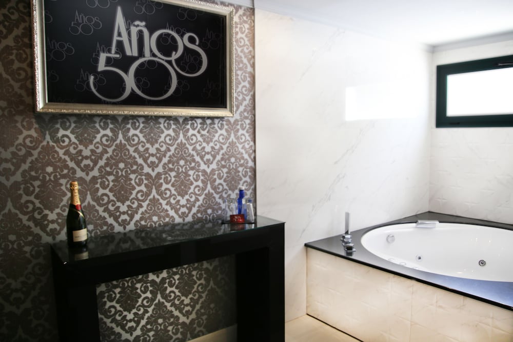 Superior Double Room, 1 King Bed, Jetted Tub photo 3