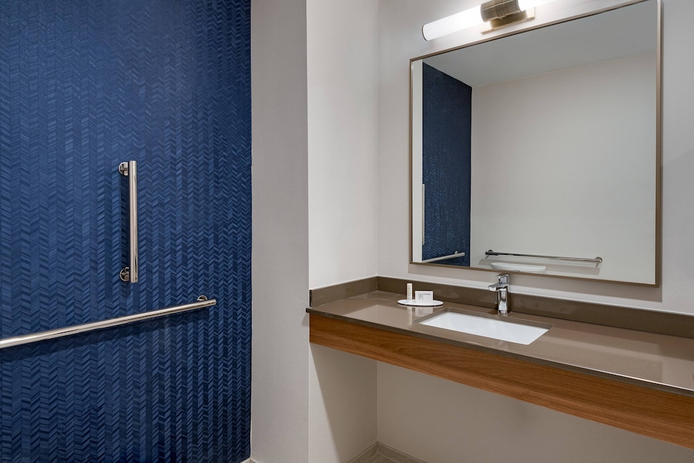 Room, 2 Queen Beds (Mobility/Hearing Accessible, Tub) - Photo 4