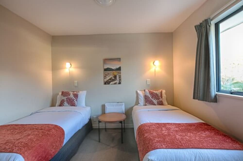 Family Room, 1 Bedroom photo 2