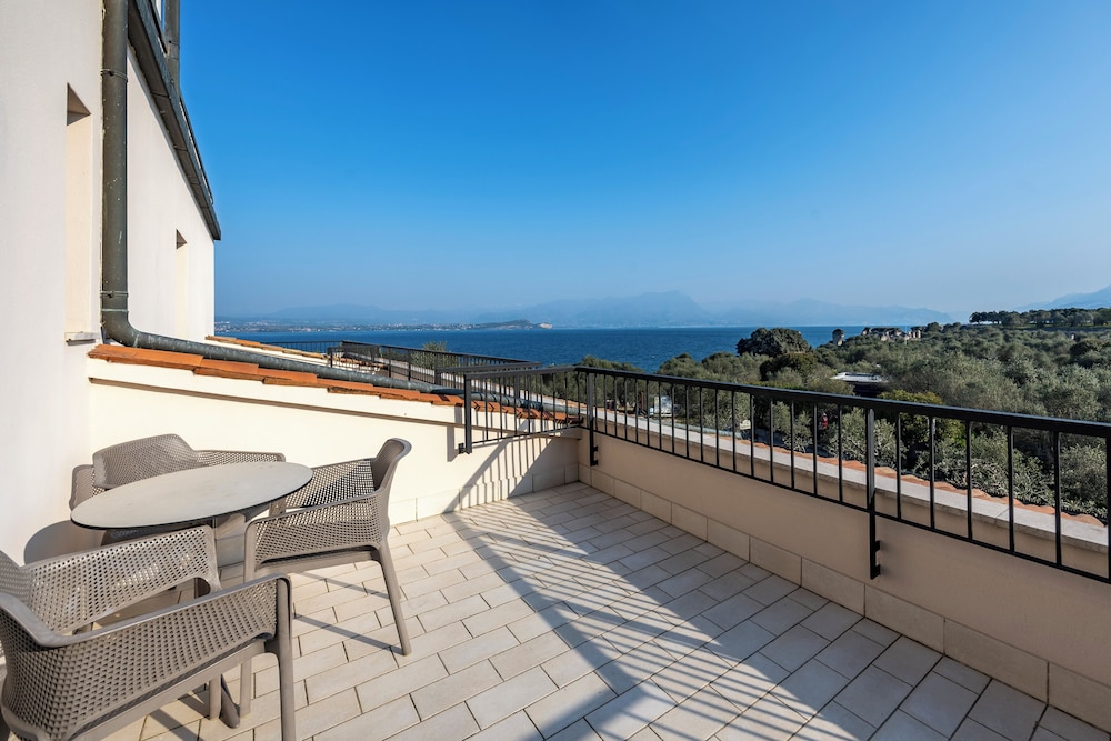 Superior Triple Room, Balcony, Partial Lake View - Photo 3