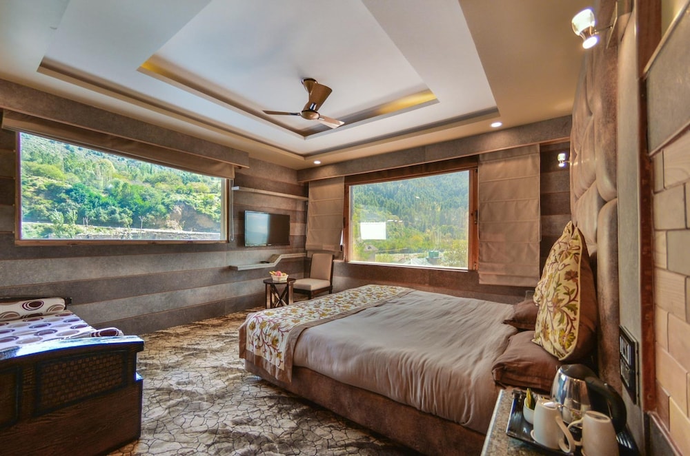 Luxury Suite, 1 King Bed, Mountain View