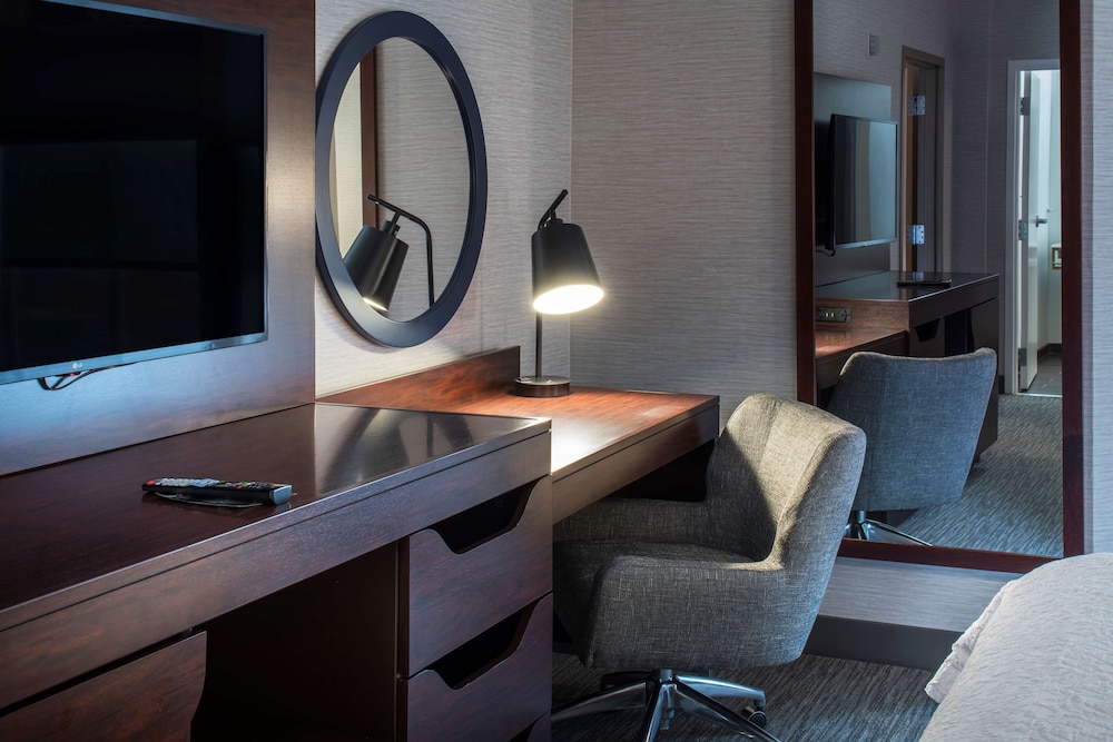 Suite, 1 King Bed, Accessible, Non Smoking - Photo 2