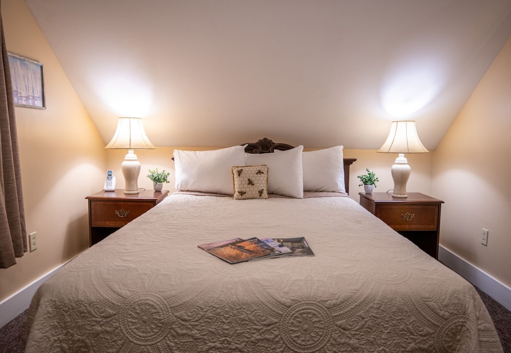 Classic Apartment, 1 Queen Bed photo 3