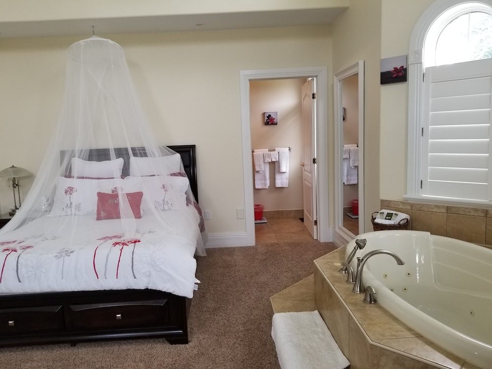 Standard Room, 1 Queen Bed, Fireplace (Chardonay)