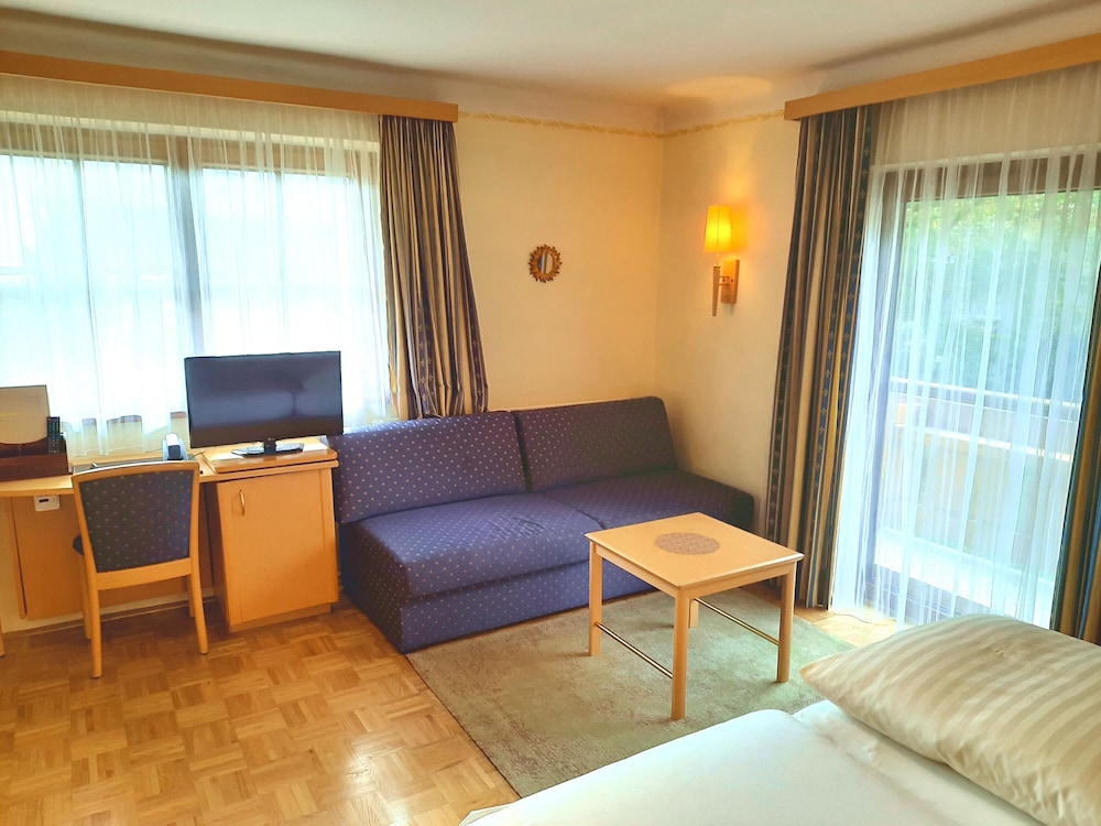 Standard Double Room, 1 King Bed, Balcony photo 2