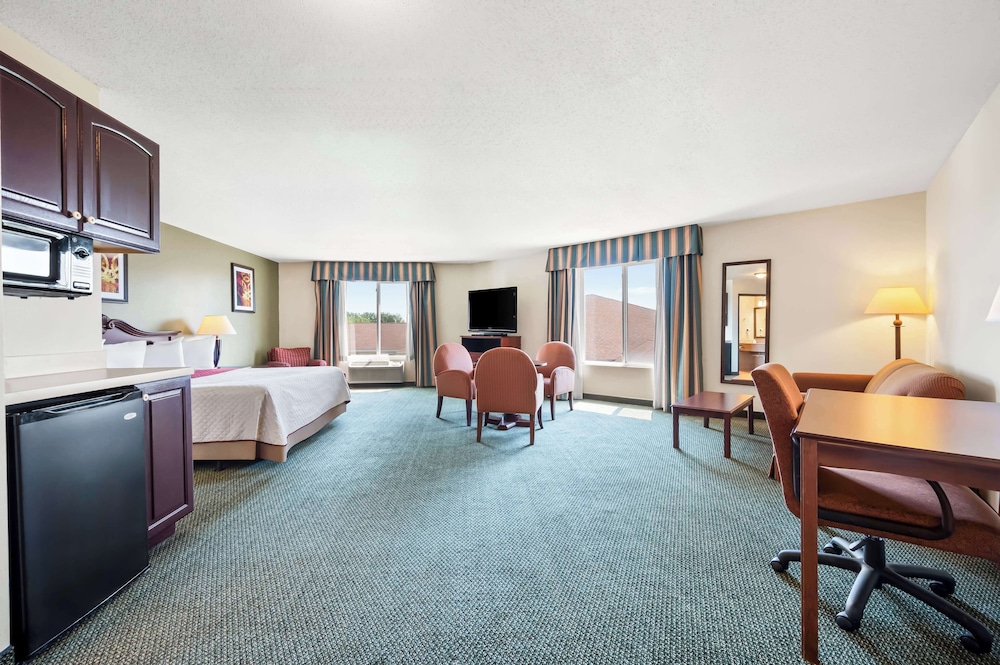 Suite, 1 King Bed, Non Smoking, Refrigerator & Microwave photo 3