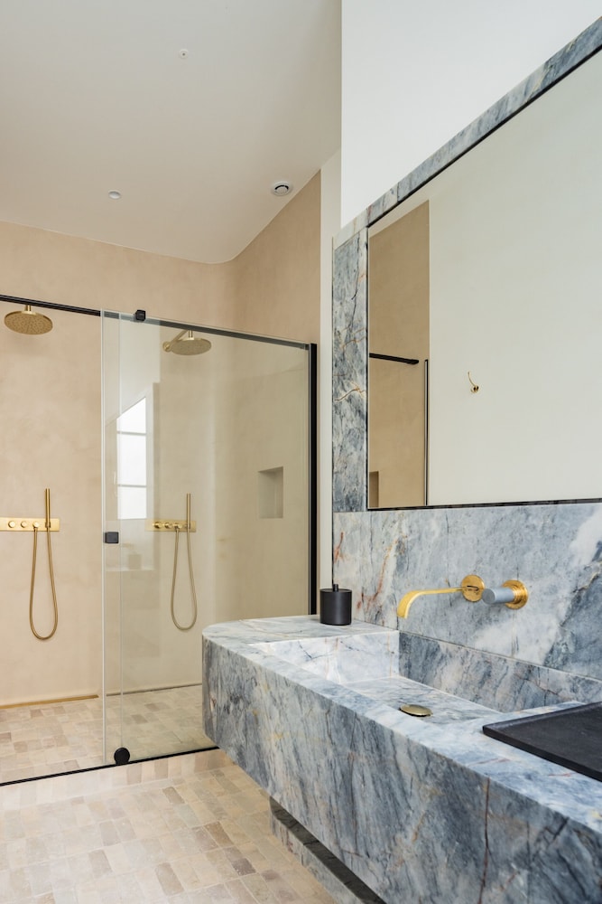 Superior Suite, Ensuite photo 3