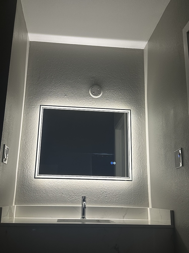 Single Room, 1 King Bed, Non Smoking photo 3