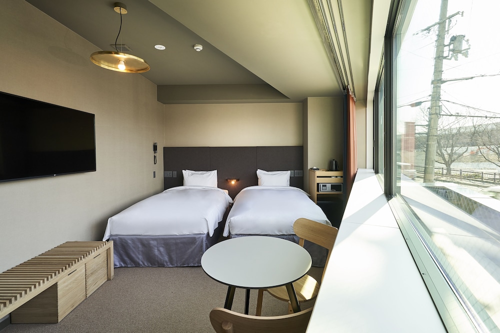 Universal Room Twin with Stacking Bed, Non Smoking  (Shower and Bathtub) photo 1