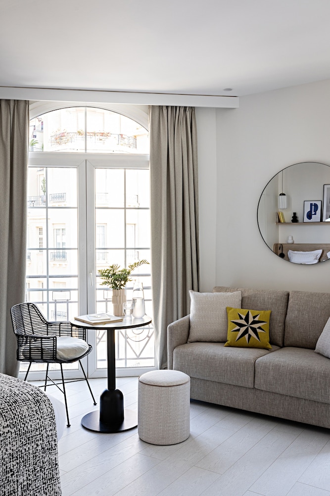 Junior Suite, 1 Queen Bed, Non Smoking, City View (Larger Room;with Sofabed) - Photo 6