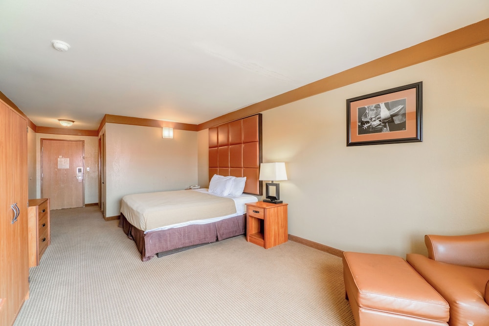 Room, 1 King Bed, Smoking - Photo 1