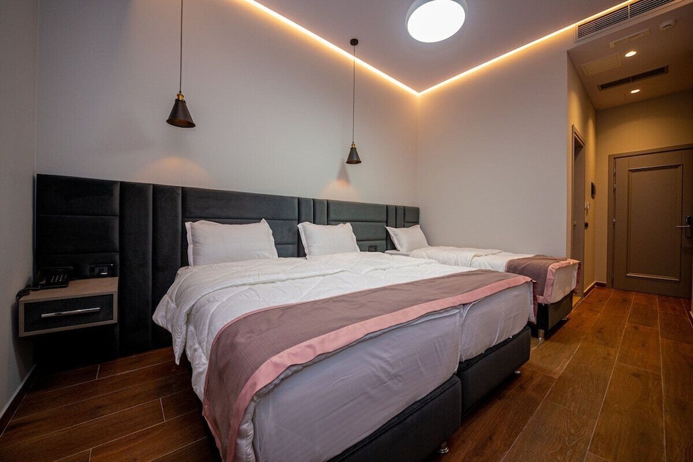 Grand Triple Room, 1 Bedroom, Non Smoking photo 3