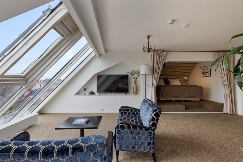 Suite, 1 King Bed, City View