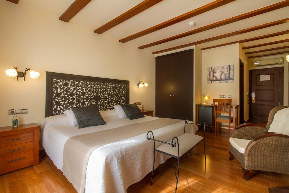 Standard Double Room, 1 King Bed - Photo 4