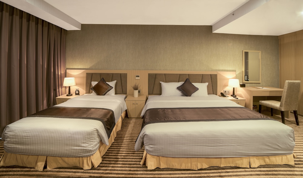 Deluxe Family Triple (1 king size bed and 1 single bed), Non Smoking, City View photo 2