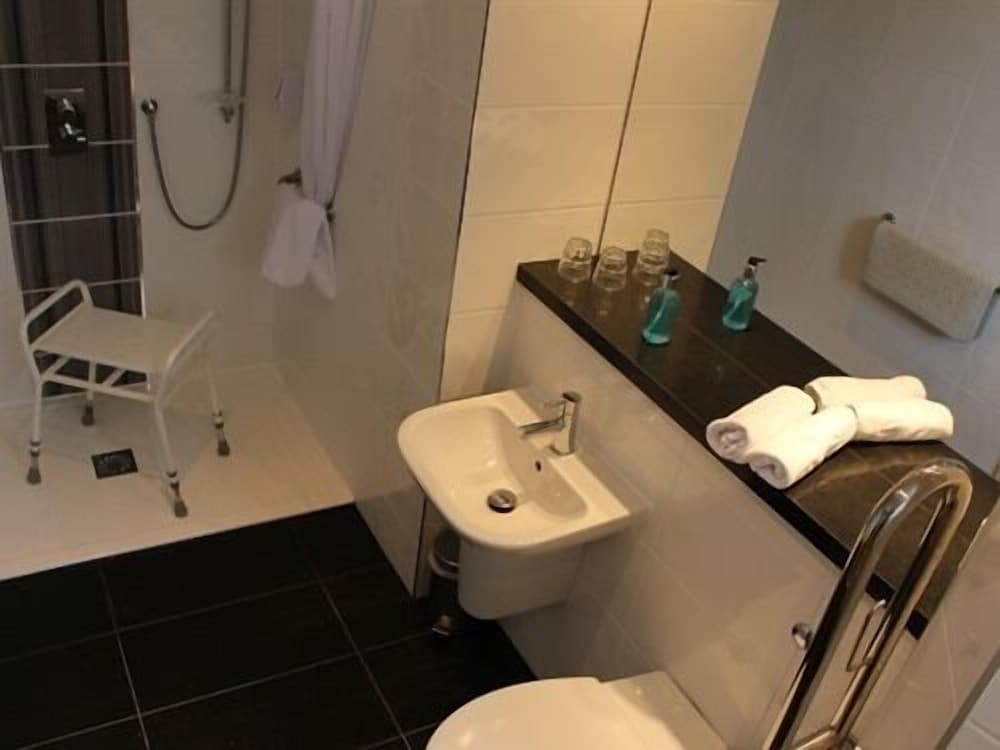 Twin Room (Disability Access) photo 3