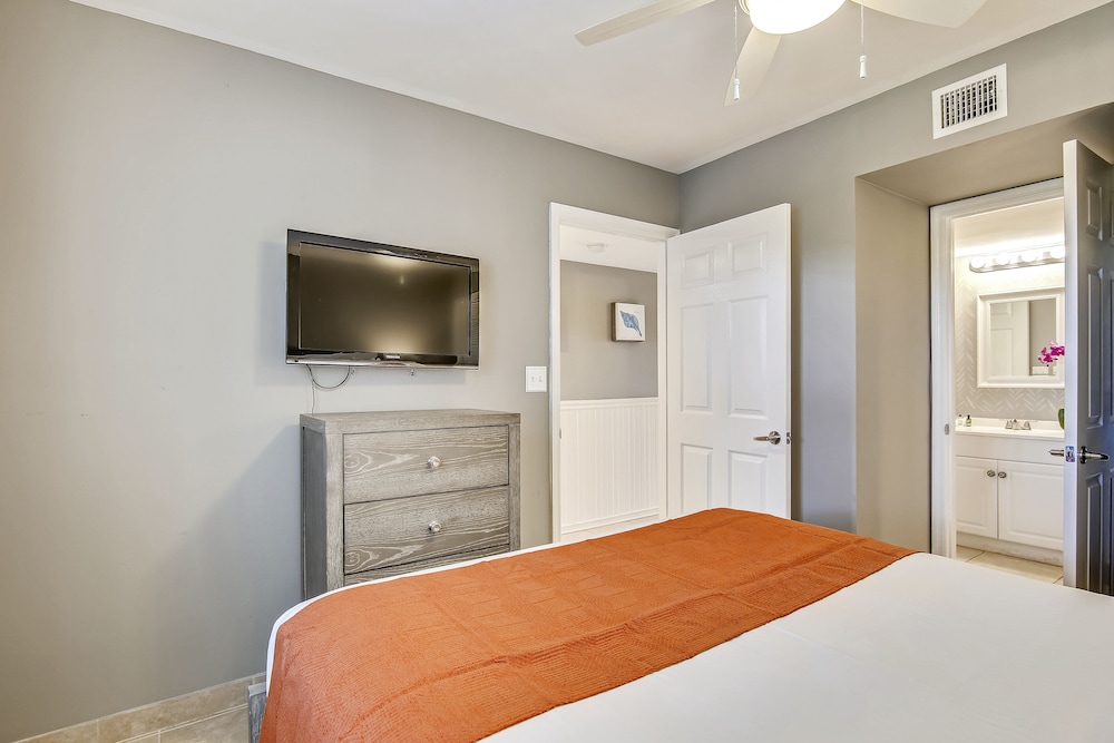 Deluxe Room, 1 Queen Bed with Sofa bed, Ocean View (Signature 1 Bedroom Partial OV Suite) - Photo 2