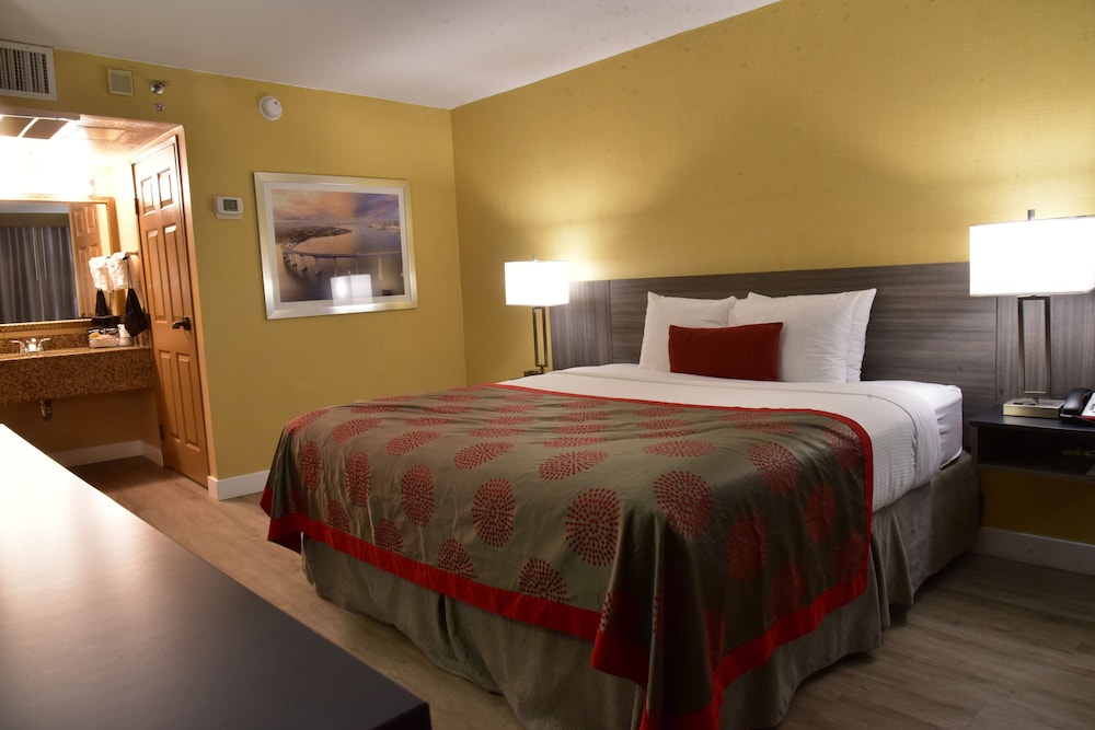 Room, 1 King Bed, Non Smoking, Bay View (Lower Floor) photo 3