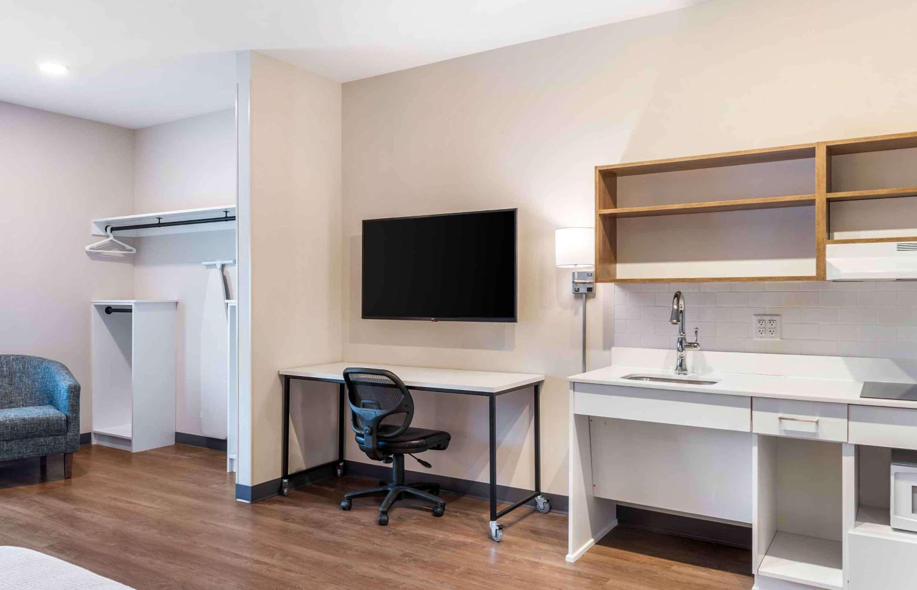 Ideal Studio with Two Queen Beds - Non-Smoking - Photo 14