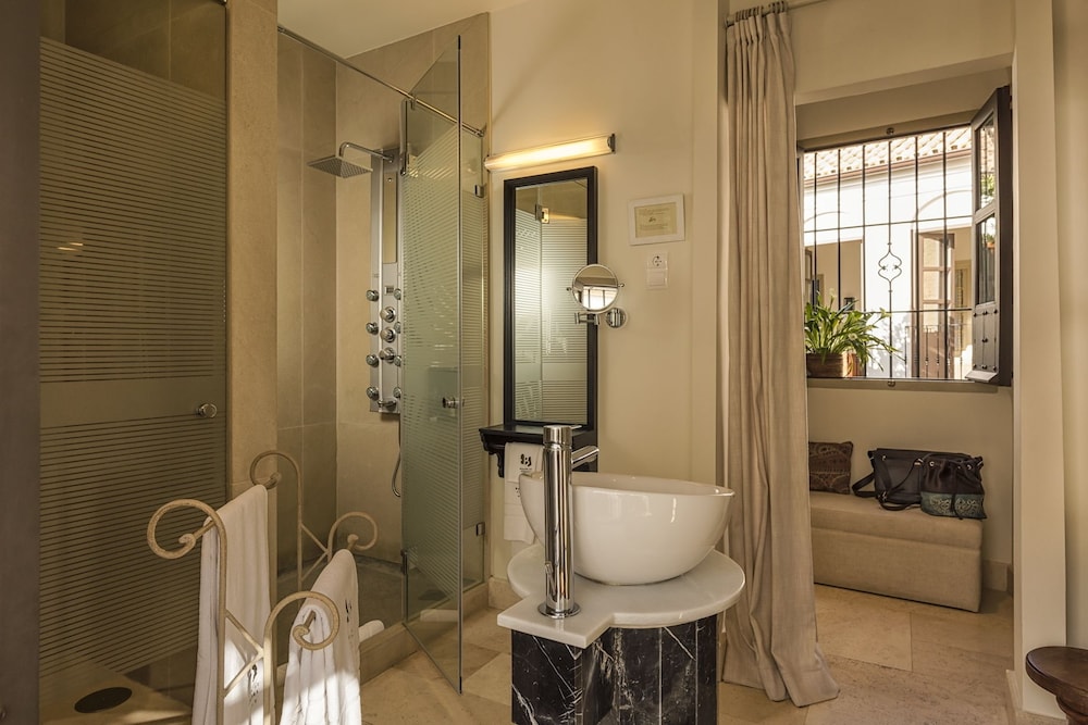 Royal Suite, 1 Queen Bed - Photo 11