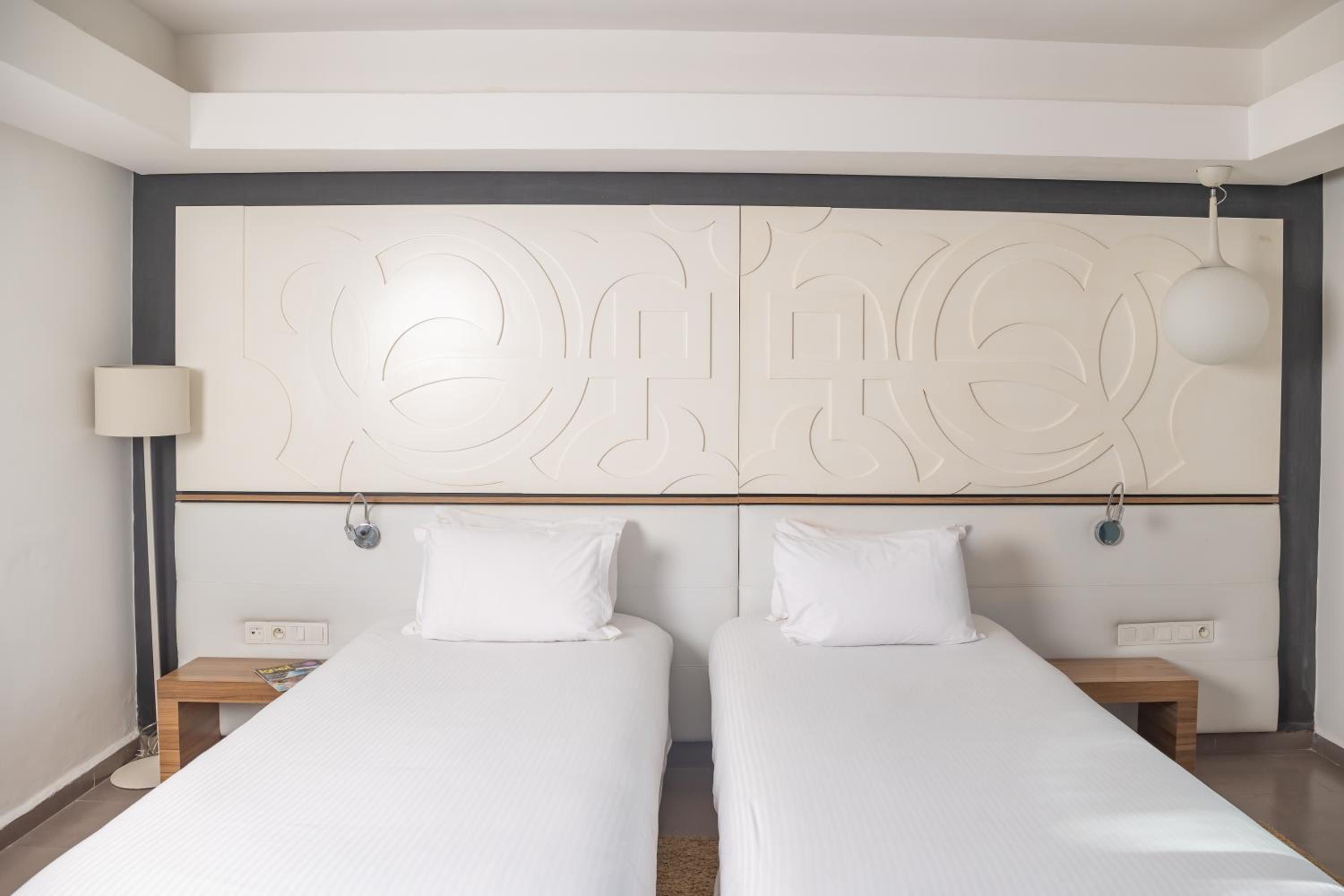 Accessible Room with Pool View and Two Single Beds - Photo 6