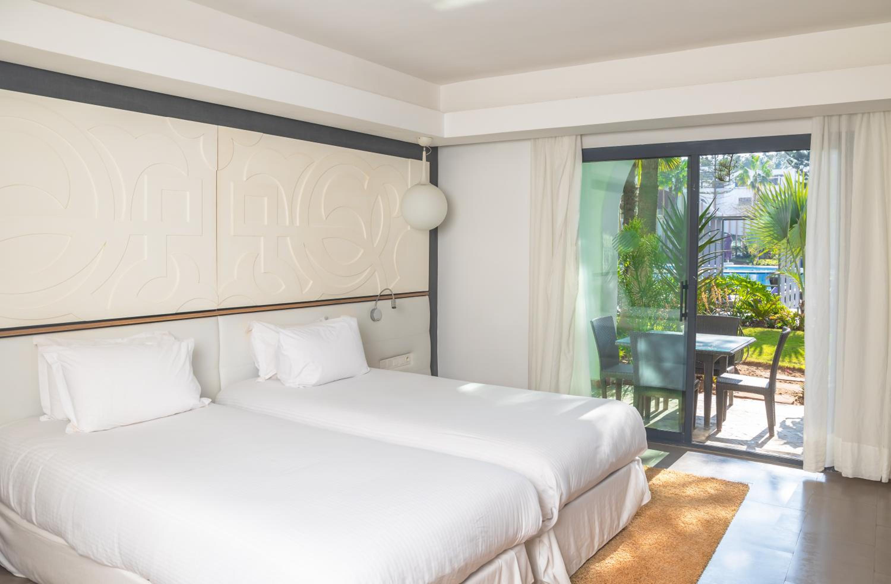Accessible Room with Pool View and Two Single Beds - Photo 4