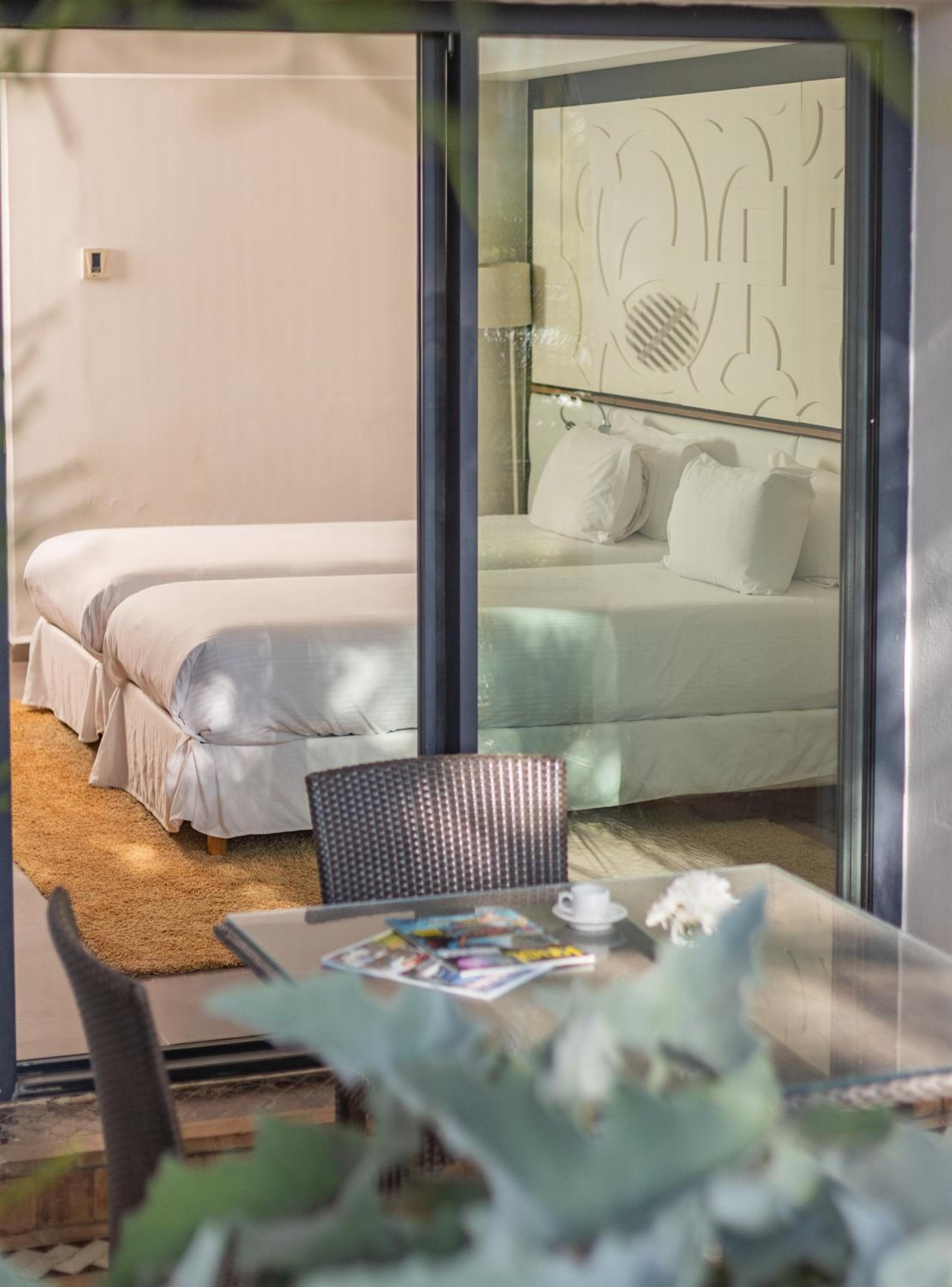 Accessible Room with Pool View and Two Single Beds - Photo 5