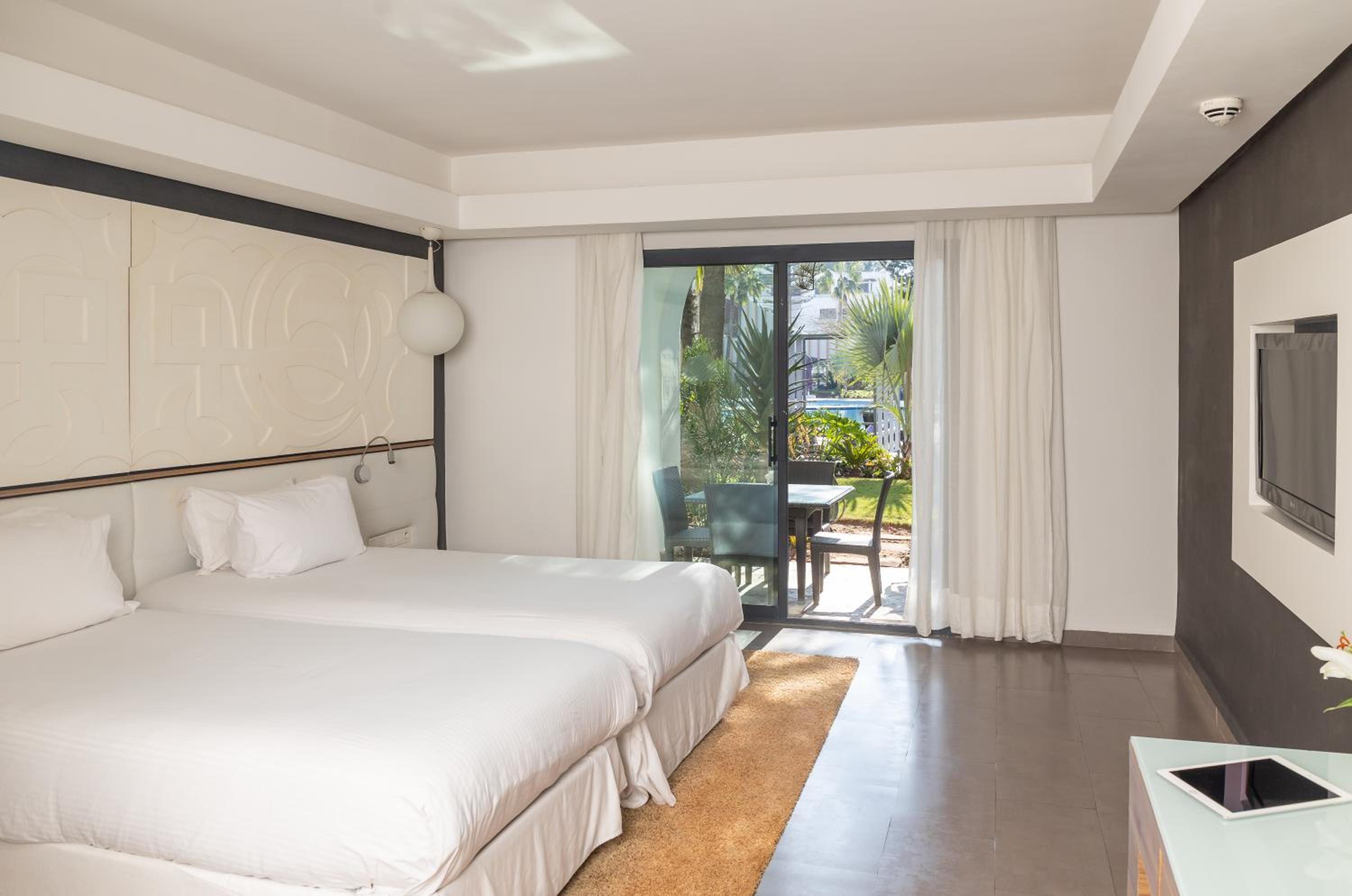 Accessible Room with Pool View and Two Single Beds - Photo 3