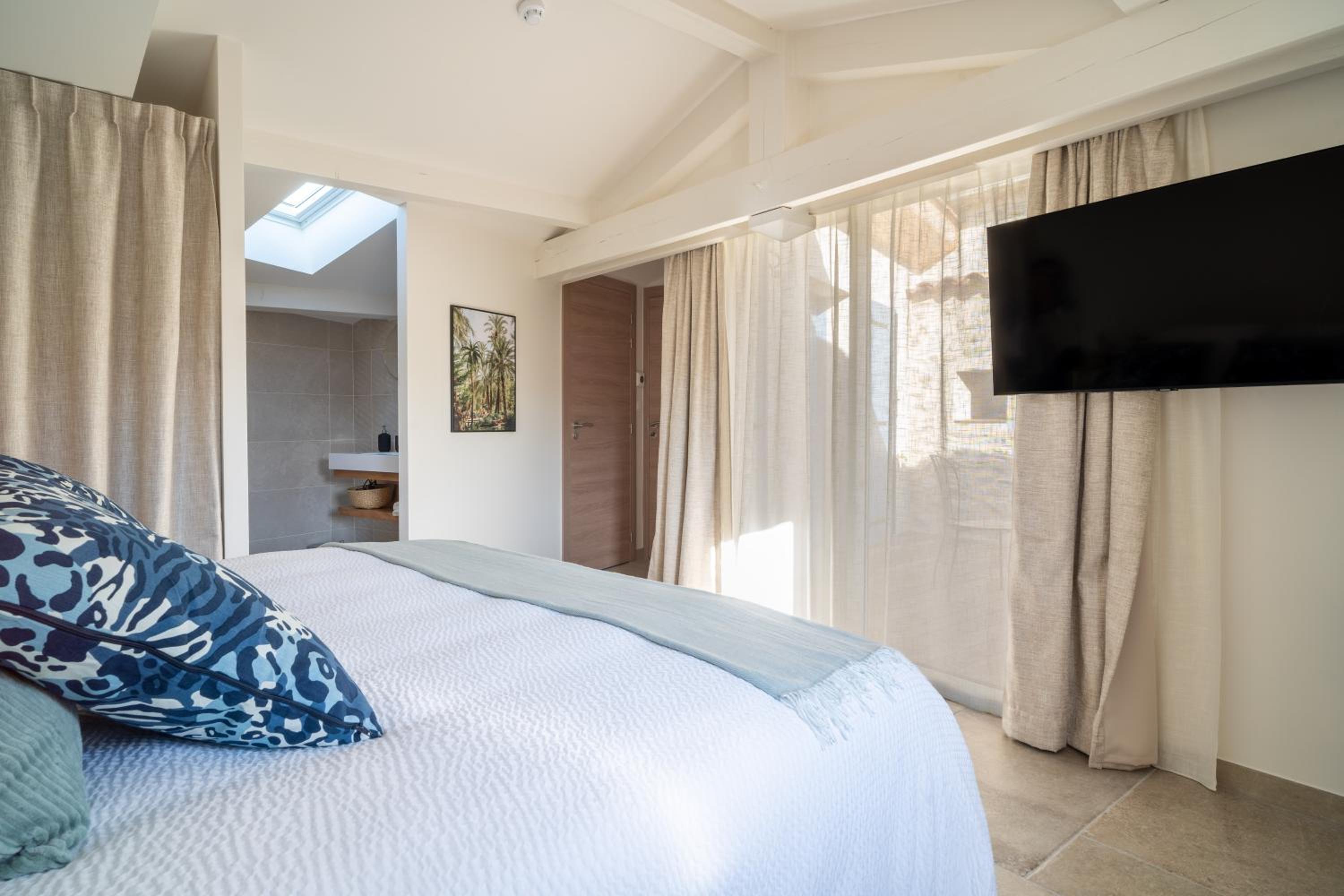 Deluxe Double Room with Balcony photo 1