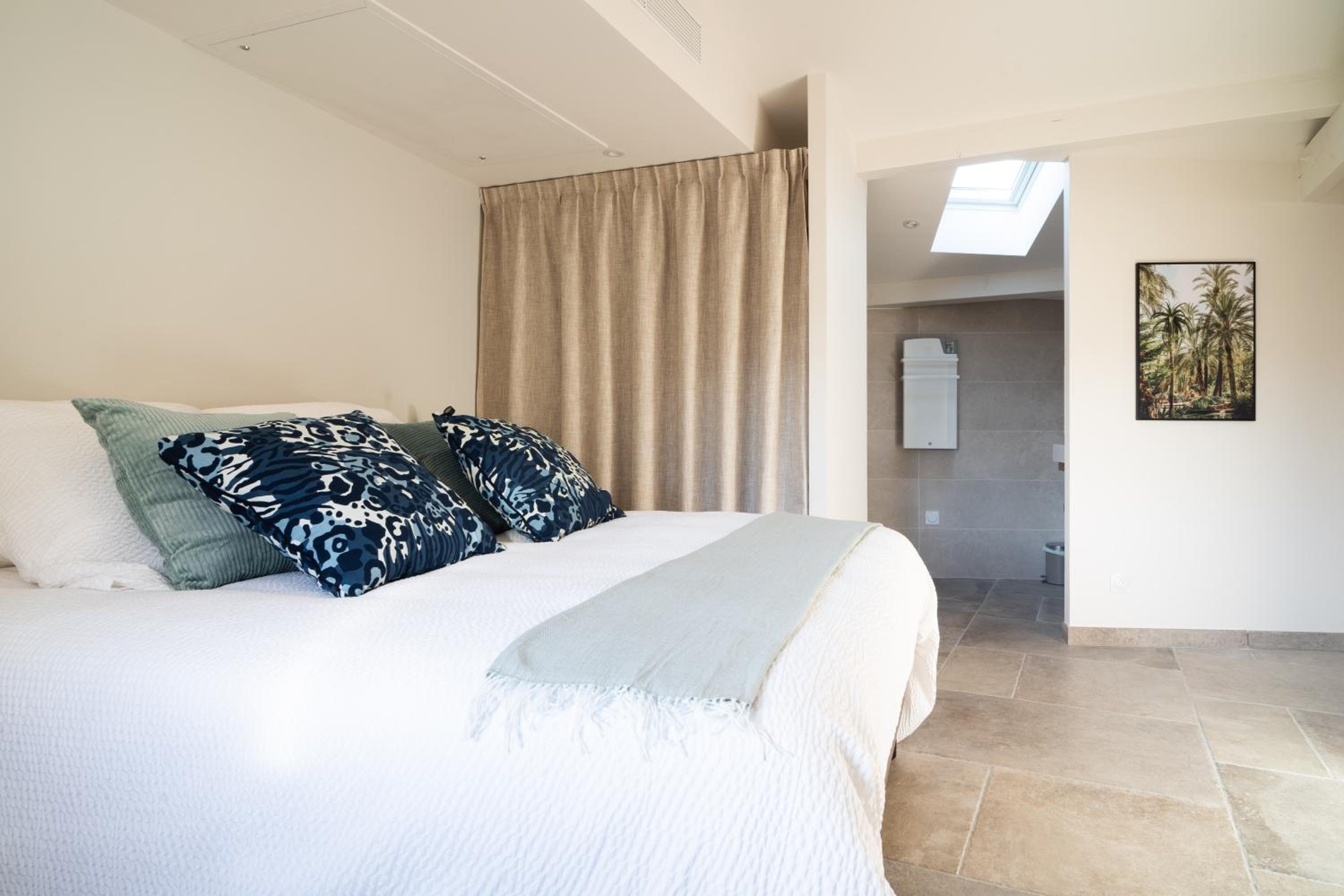Deluxe Double Room with Balcony photo 2