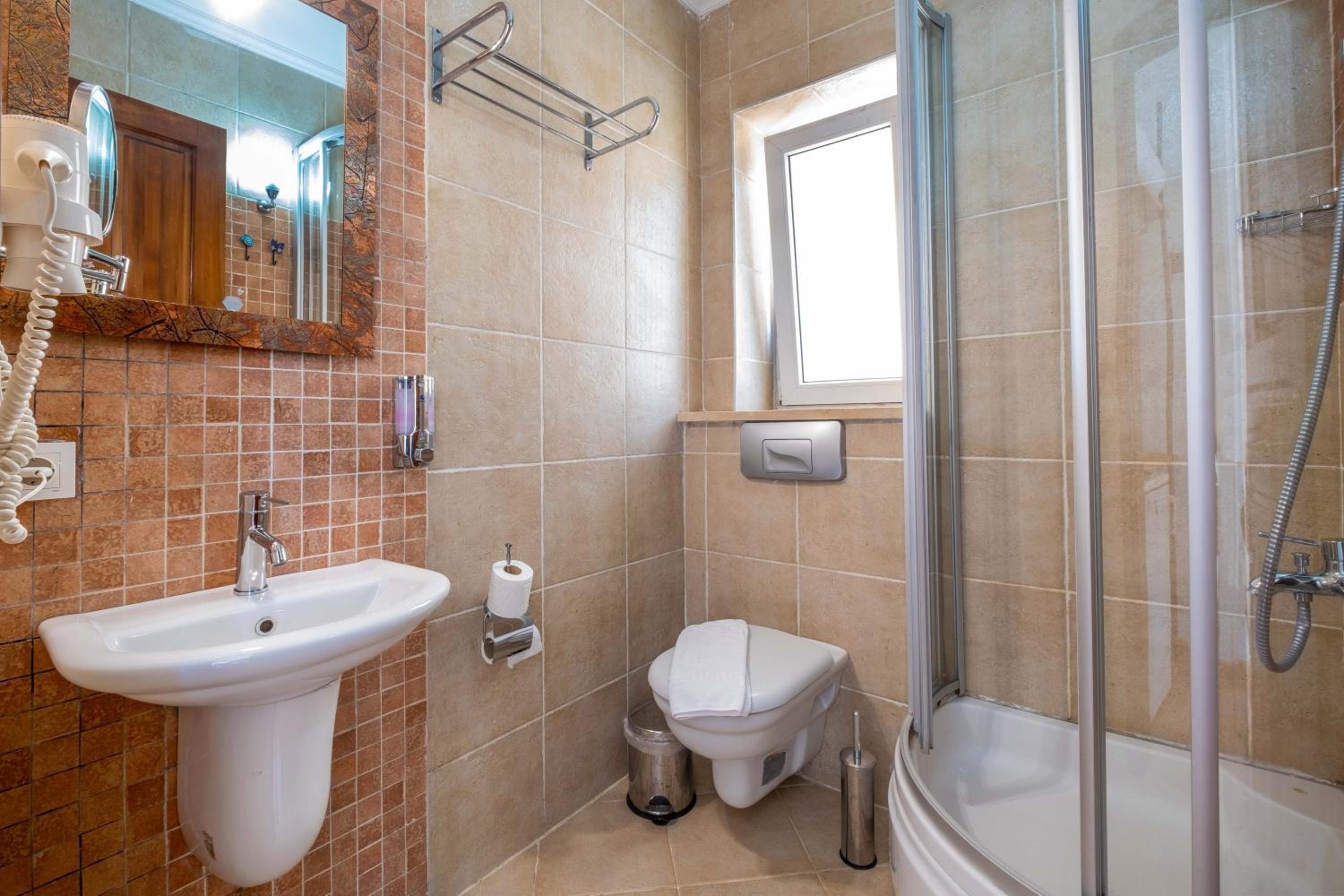 Economy Triple Room photo 3