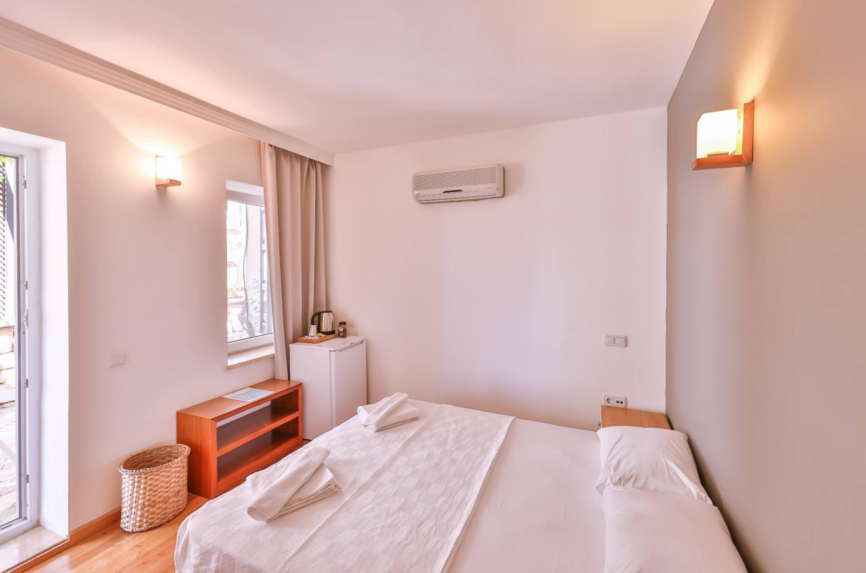 Double Room with Private Bathroom - Photo 2