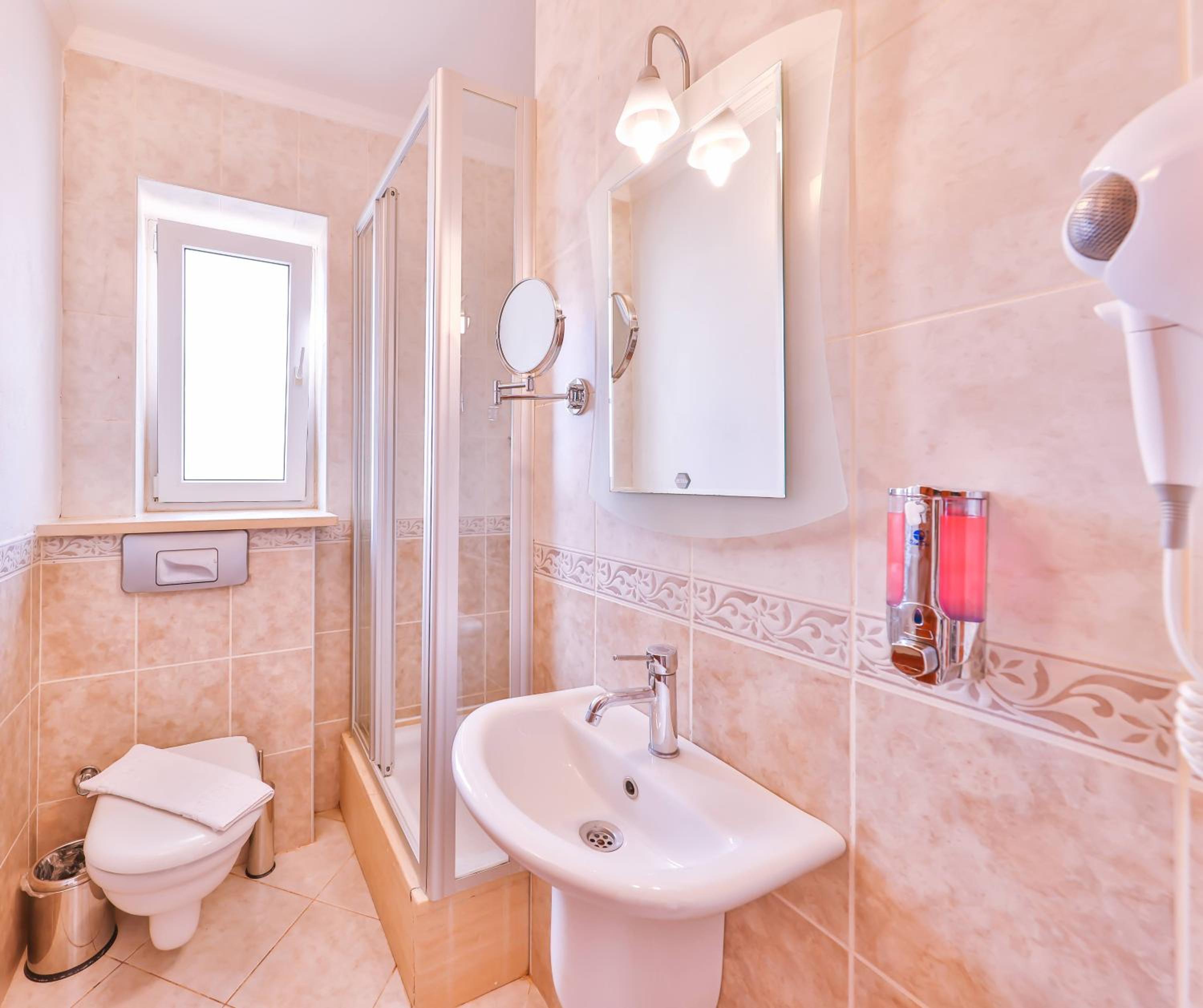 Double Room with Private Bathroom - Photo 3