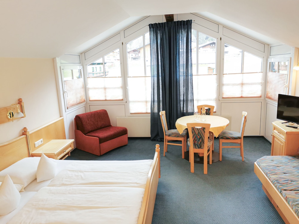 Comfort Studio, 1 Queen Bed, Kitchenette, Mountain View photo 1