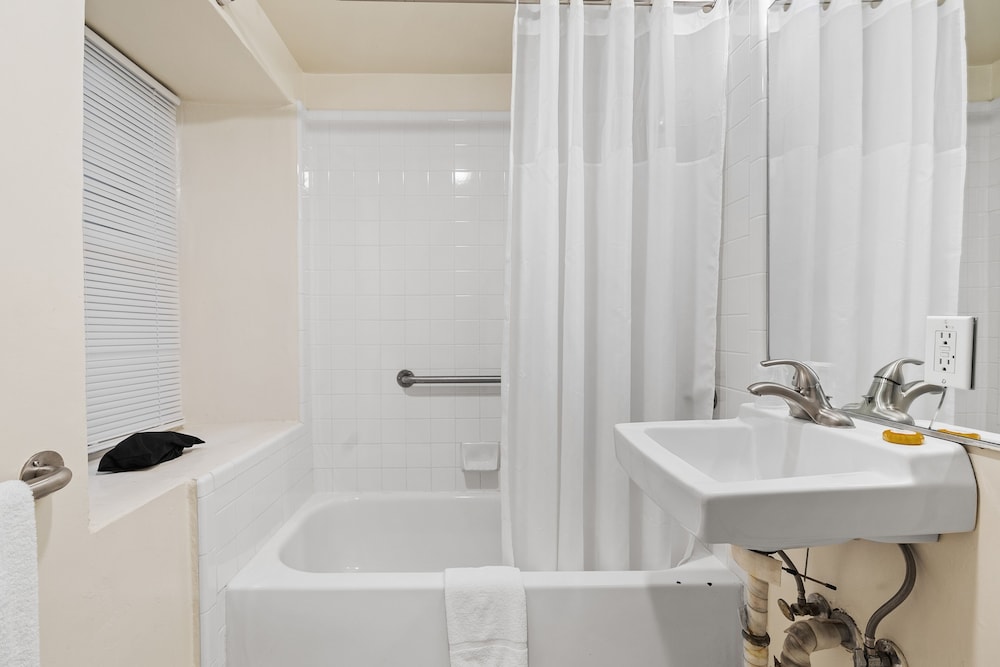 Room, 1 Queen Bed, Accessible - Photo 5