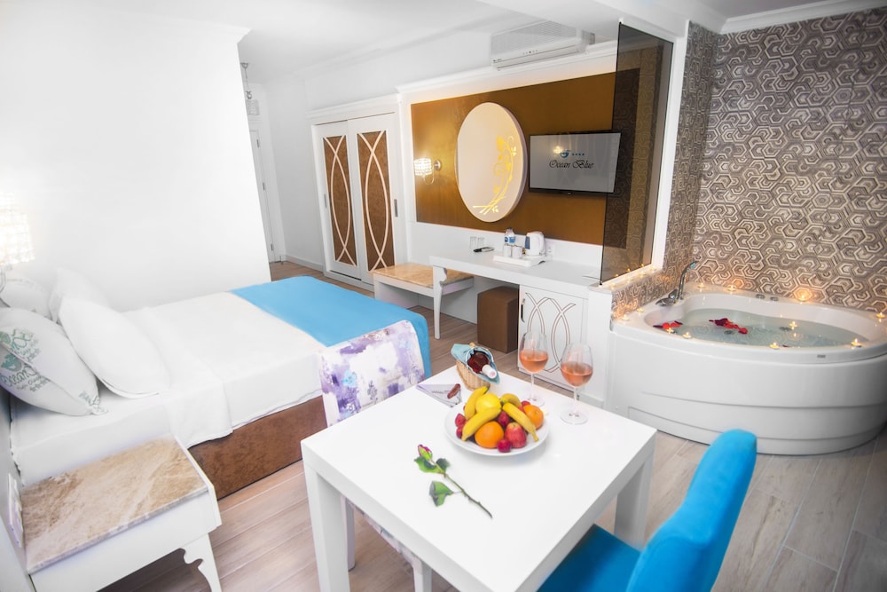 Deluxe Room, Jetted Tub thumbnail 5