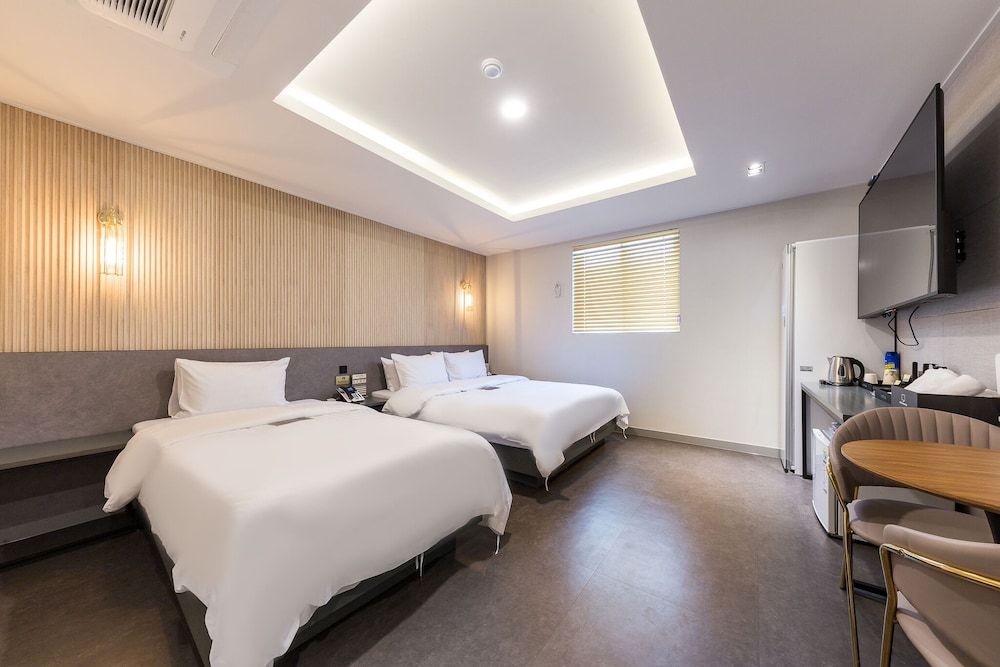 Royal Twin /(Extra Person Fee) Free Ramyeon,Air purifier,Styler,Netflix,Free Laundry & Dry,Amenities - Photo 5